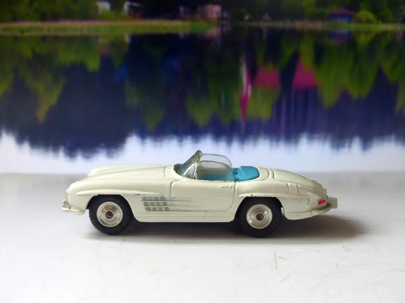 Remote - Controlled Boat with a High - Performance Motor for Water Racing303 Mercedes 300SL Roadster