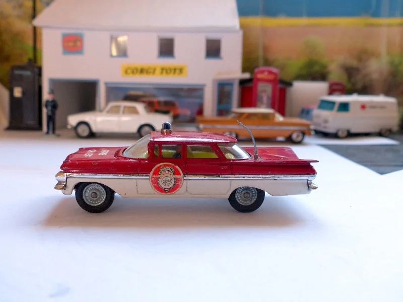 Battery - Powered Miniature Train for Indoor Home Layouts with Sound Effects482 Chevrolet Impala Fire Chief Car