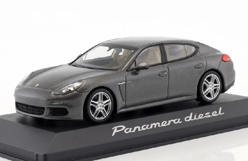 Die - Cast Model of a Military Jeep with Camouflage Paint and Weapon AccessoriesMinichamps 1:43 Porsche Panamera Diesel 2014 Agate Grey